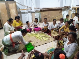 Berlatih - Suasana Pelatihan Pembuatan Canang Daksina Ketipat Yayasan Ciwa Prabhu (31/7)/Dokpri