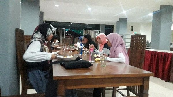 Makan-makan sambil mengobrol biar makin kenal (dokpri)
