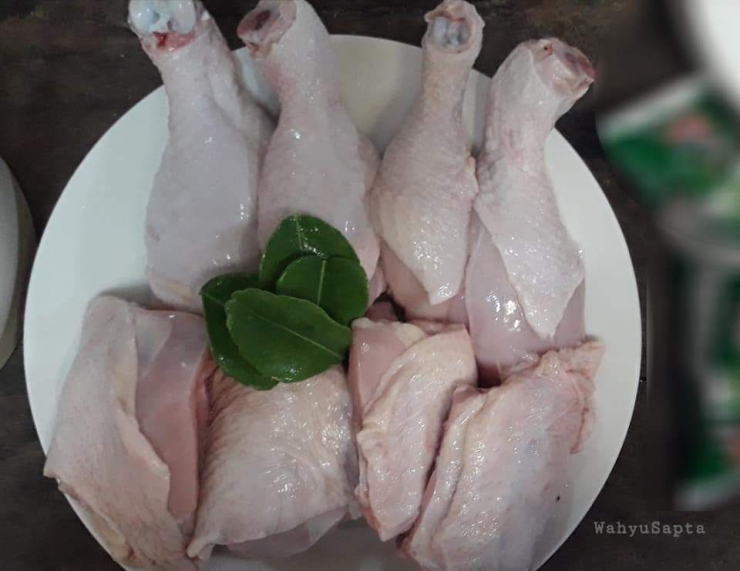 Jika tidak ada ayam kampung, bisa digantikan dengan ayam potong.| Dokumentasi Wahyu Sapta