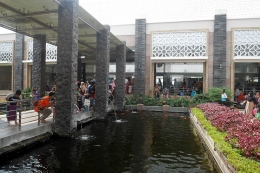 Kolam ikan tempat anak-anak bergembira di masjid Namira