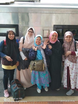 Bersama teman teman dari Bandung sesaat turun dari kereta api