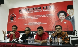 Sekjen PDIP Hasto Kristiyanto (berbaju hitam). Foto: KOMPAS/Raditya Helabumi