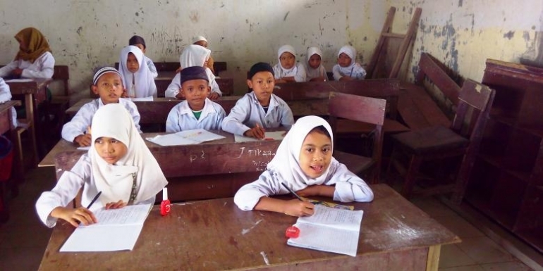 Murid-murid kelas VI MIS Al Ittihadiyah di Dusun XV Karondak yang mungil-mungil (KOMPAS.com/Mei Leandha)