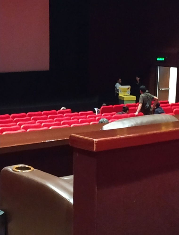 Tong sampah terlihat dari row E bioskop Epicentrum XXI (dokpri.)