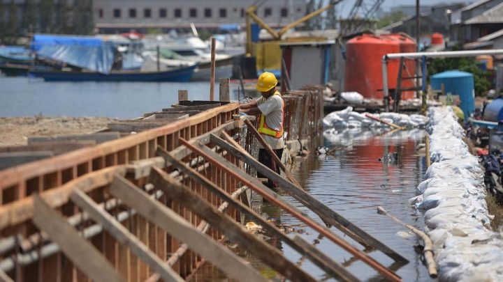 Pembuatan tanggul di Muara Baru, Jakarta Utara, Kamis (7/12). Di sepanjang pesisir Jakarta saat ini sedang dibangun tanggul laut yang diharapkan akan mencegah dan mengurangi dampak kenaikan air laut. Kompas/Heru Sri Kumoro (KUM) 07-12-2017 | (Foto: KOMPAS/HERU SRI KUMORO)