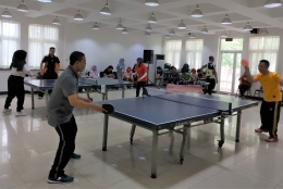 Meriahnya pertandingan ping pong di Aula KBRI. (Firman/LPB/PPIT)