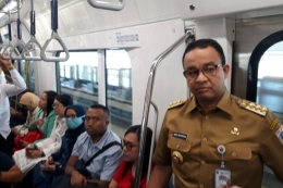 Gubernur DKI Jakarta Anies Baswedan saat naik MRT menuju Stasiun MRT Bundaran Hotel Indonesia, Senin (1/4/2019).(KOMPAS.COM/ RINDI NURIS VELAROSDELA)
