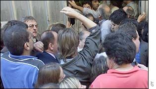 Suasana Kepanikan bank rush di Argentina, tahun 2002 (sumber: bbc) 