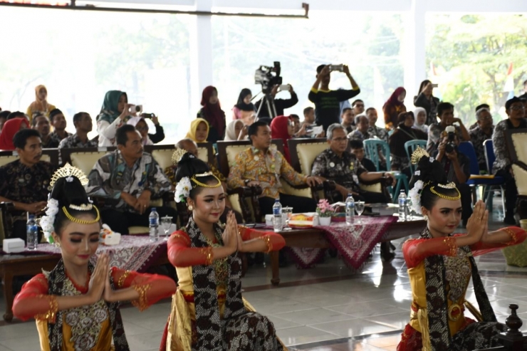 H. Wihaji,.S.Ag.,M.Pd (Bupati Kabupaten Batang) dalam acara Bintek Seni & Budaya