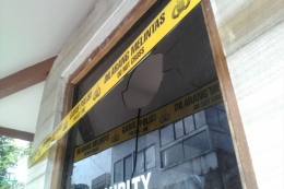 Kaca pos satpam di kediaman Menteri Susi pecah setelah dirusak orang yang tidak dikenal (Kompas.com)