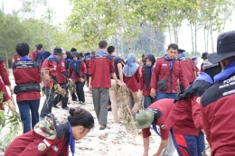 Bersih sampah pantai oleh peserta P2EH USU (dok. Panitia P2EH USU Juli 2019)