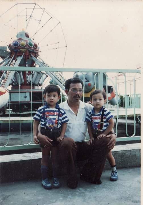 Foto kala itu, liburan kami di Jakarta. Saya, Papa, dan Uda Dewin, kakak tertua. Silakan kalau ada yang bisa tebak, saya yang mana? 😄