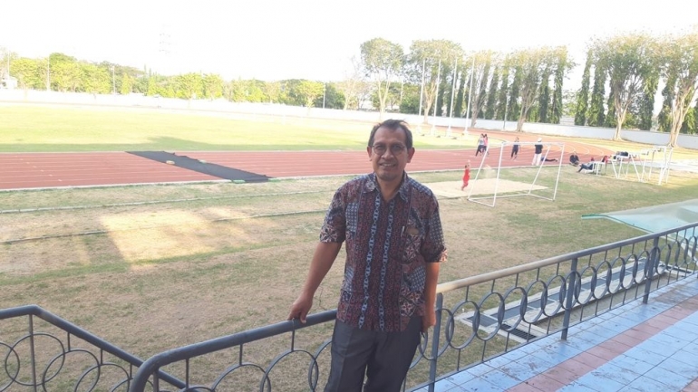 Penulis di stadion Wijaya Kusuma (koleksi pribadi)