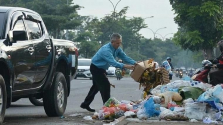 Gambar 1. Ilustrasi buang sampang sembarangan. Sumber: titiknol.co.id