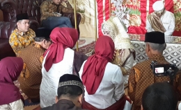 Seorang penganten dalam prosesi sungkem sebelum akad nikah di Payakumbuh (dok pribadi)