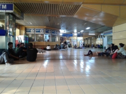 sejumlah penumpang menunggu beroperasinya krl di stasiun gondangdia| Sumber: dokumentasi Adica)