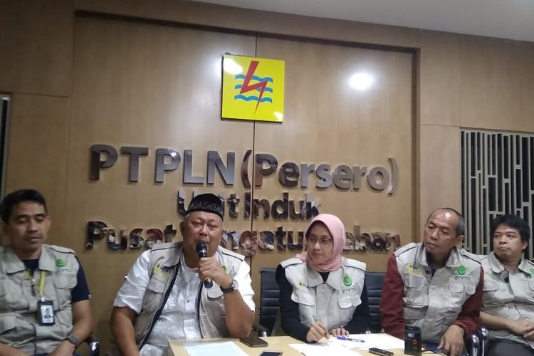 Sripeni Inten Cahyani (tengah), Plt. Dirut PLN dalam konferensi pers soal pemadaman listrik yang berlangsung sekitar 10 jam di Banten, DKI, Jabar, dan sebagian Jateng (kompas.com). 