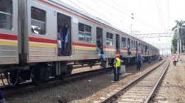 (DEAN PAHREVI/KOMPAS.com) Kereta Listrik (KRL) terhenti karena listrik pada di Jatinegara, Jakarta Timur, Minggu (4/8/2019). 