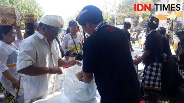Pada upacara Hari Kuningan di Pura Sakenan, Denpasar, warga diminta untuk tidak menggunakan kantong plastik sebagai wadah peralatan upacara. Ini bagian dari gerakan Bali melakukan diet kantong plastik. Tujuan pertama, untuk mengurangi sampah plastik di bumi Bali. Tujuan kedua, untuk bersama-sama merawat lingkungan kehidupan Bali. Foto: IDN Times/Irma Yudistirani
