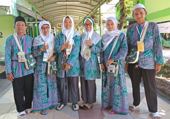 Keluarga Kuslan Zulkarnain bersama kakak-adik Ines dan Inas (Dok Pri)