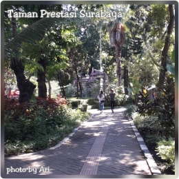 Dua pengunjung mancanegara berkeliling Taman Prestasi Surabaya. Photo by Ari