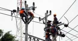 Petugas PLN berjibaku di antara kabel listrik. Sumber : tribunjateng/ M Safri Kurniawan