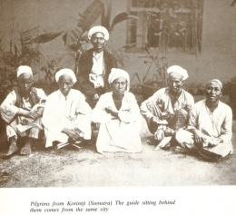 Para Jamaah Haji dari Kerinci pada akhir abad ke-19. Sumber: KITLV-Pictura