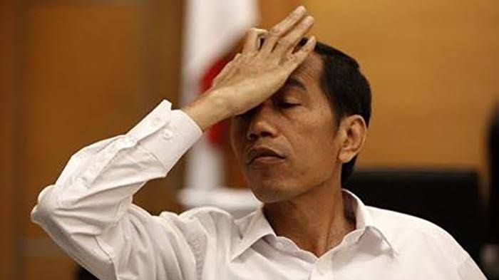 Jokowi memegang dahi (Sumber: pinterpolitik)