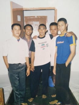Kamar kami di asrama. Ini foto para pemuda polos minim dosa. Ki-ka : Rico(Riau), Rahmat(Gorontalo), Wawan(Kalsel), Rendra(Jabar), Riko(Sumbar)