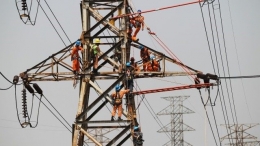 Ilustrasi perbaikan jaringan listrik PLN. Foto: Dok. PLN (kumparan)