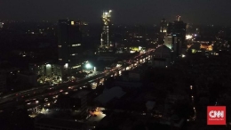 Jalanan Jakarta gelap akibat mati lampu (CNN Indonesia/Tri Wahyuni)