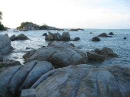 Ada banyak batu granit di pantai Bangka (dokpri)