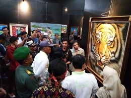 Bupati Subang, Ruhimat dan rombongan meninjau karya lukis salah seorang peserta Pameran Seni Rupa 