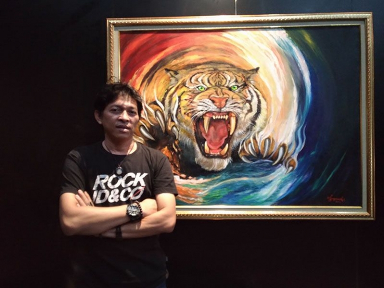 Sugandhy, Ketua Komunitas Seniman Subang bersama karyanya | dokpri