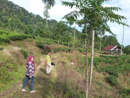 Dengan berjalan kaki, lumayan capek, tetapi bahagia. (Dok. Wahyu Sapta).