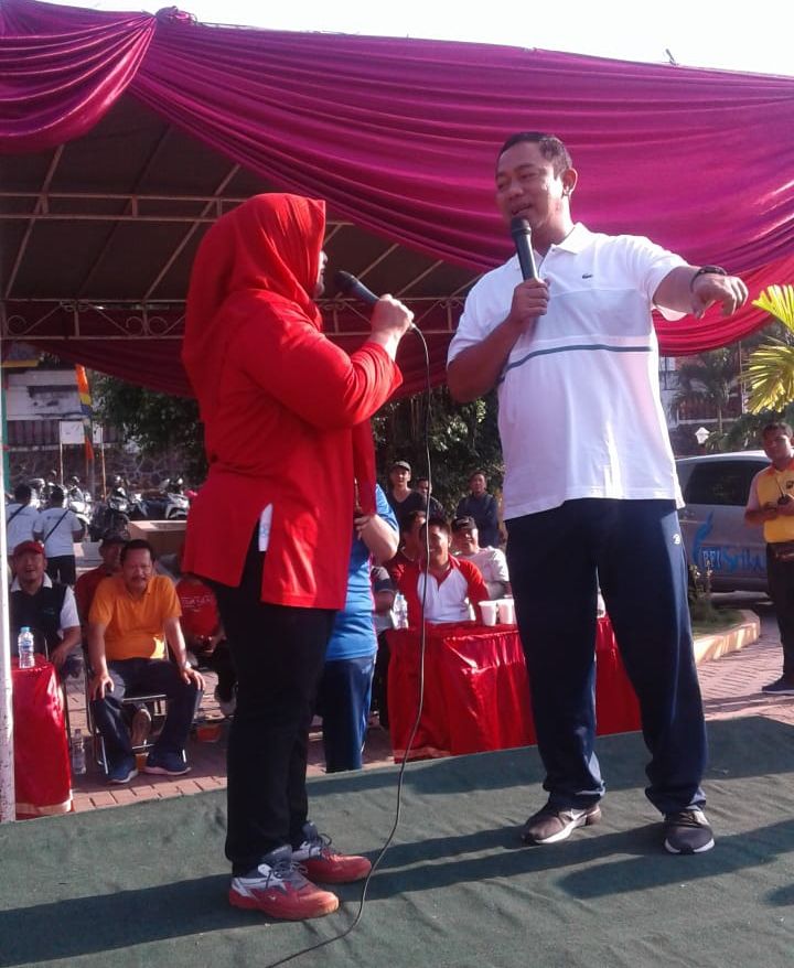 Pak Hendi memberikan doorprize dengan memberikan pertanyaan ke peserta lomba senam. | Dokumentasi: Wahyu Sapta.