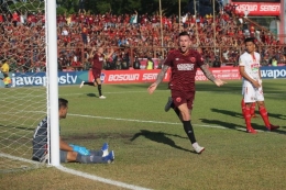 Aaron Evans merayakan golnya pada pertandingan final Piala Indonesia 2019 yang mempertemukan PSM Makassar vs Persija Jakarta di Stadiom Mattoangin, 6 Agustus 2019. (TRIBUN TIMUR/ABDIWAN BOXY)