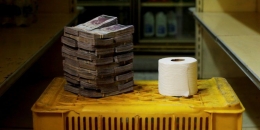 Ilustrasi hyperinflasi, untuk membeli satu roll tisu harus ditebus jutaan Bolivar| Sumber: americaretail.com