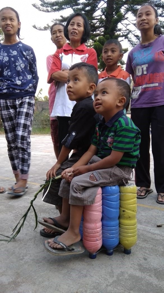 Bangku ecobrick yang digunakan warga di Dusun 1, Desa Musuk saat dilakukan sosialisasi