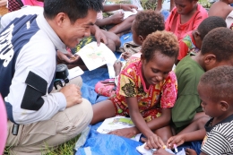 Penulis Bersama Anak-Anak Papua Belajar Bersama. Dok:Pribadi