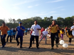 Mendapat kejutan dari Walikota Semarang Pak Hendi, yang ikut bergabung senam. | Dokumentasi: Wahyu Sapta.