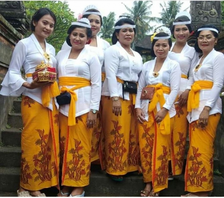 Ibu-ibu Banjar adat Menggunakan Kebaya Bali saat Odalan di Pura/dokpri