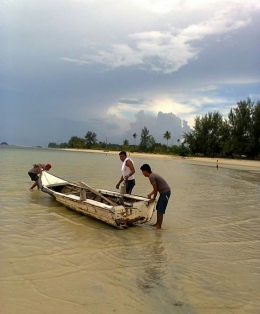 Nelayan di pantai Trikora (dok.pri)