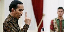 Presiden Joko Widodo mengungkapkan kemarahannya saat menjawab pertanyaan wartawan terkait pencatutan nama Presiden dalam permintaan saham Freeport di Istana Merdeka, Jakarta, Senin (7/12/2015). Presiden menilai bahwa tindakan itu melanggar kepatutan, kepantasan, moralitas dan wibawa negara | (KOMPAS.com/ WISNU WIDIANTORO)