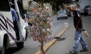 Masyarakat Venezuela menggunakan uang sebagai mainan| Sumber: ikon.mn