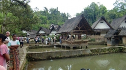 Kolam ikan di Kampung Naga (Foto: Arumsekartaji.Wordpress.com)