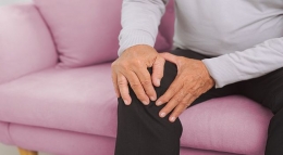 ilustrasi rasa nyeri di lutut yang menyerang penderita asam urat (sumber foto: halodoc)