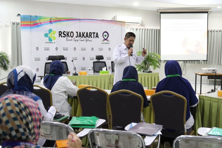 Deskripsi : Ketua Etik dan Hukum RSKO Jakarta, dr.Gerald Mario Semen, Sp.KJ I Sumber Foto : dokpri
