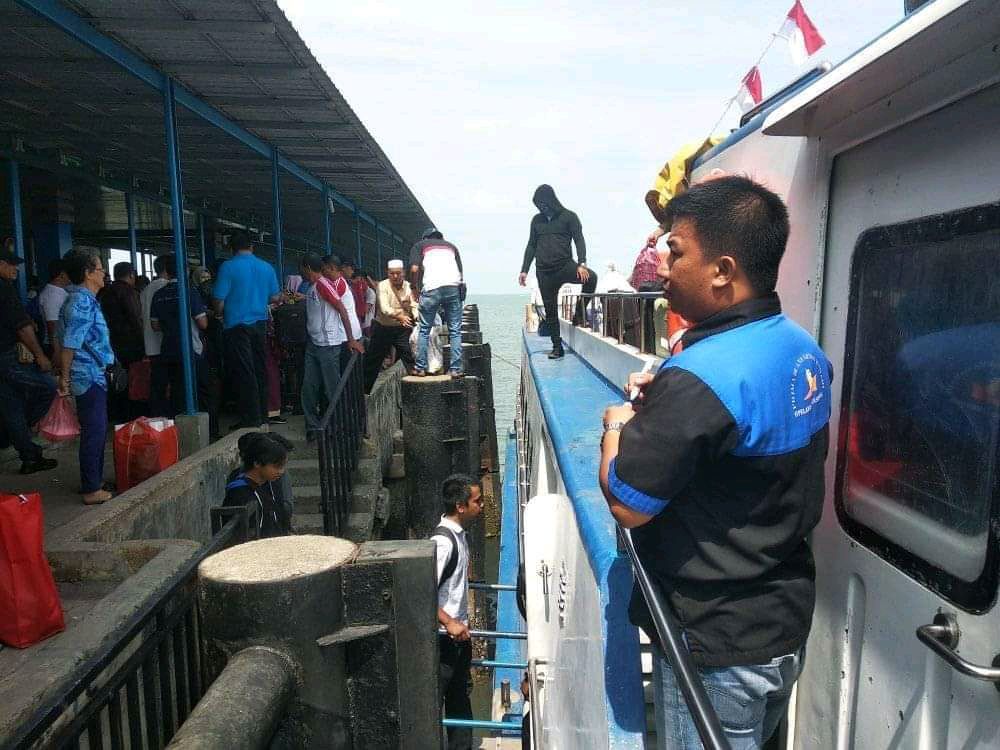 Nampak Penumpang ke Lingga padat untuk mengantri masuk ke kapal MV Lingga Permai. F-Ihsan