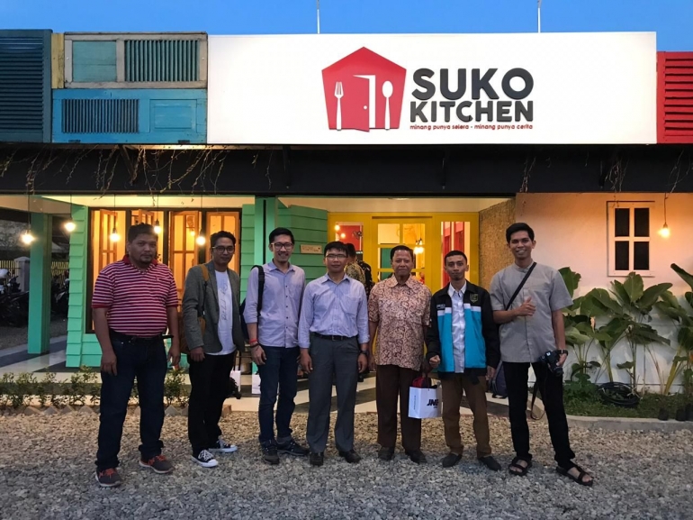 Tim Kompasianer diabadikan di depan Suko Kitchen, tempat berlangsungnya kopiwriting tersebut. dokpri